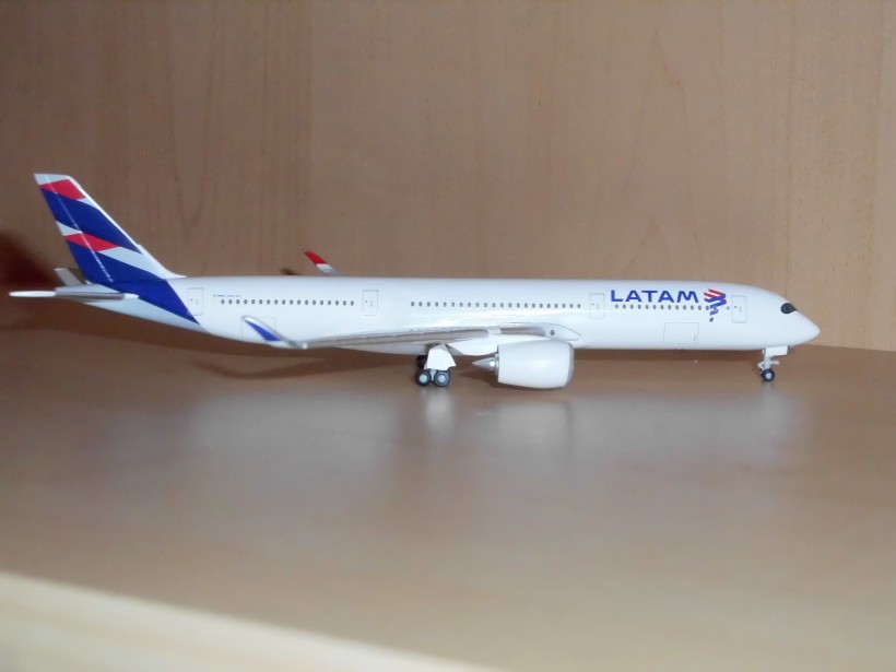 A350 LATAM_2.jpg